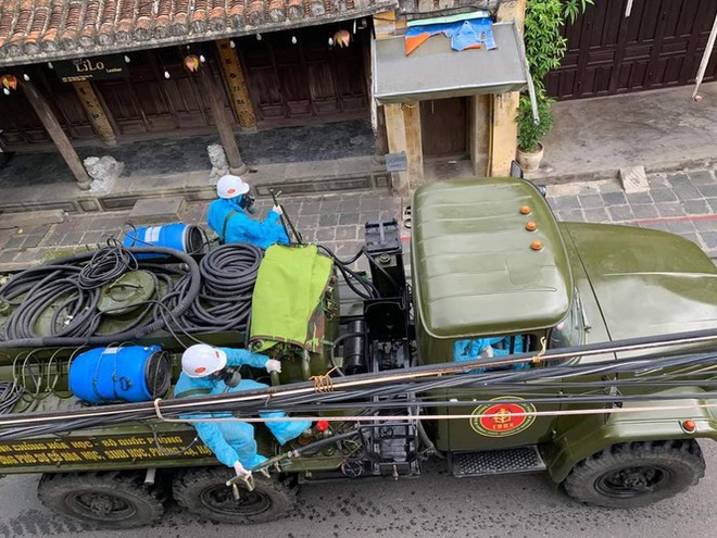 Qu&acirc;n đội phun h&oacute;a chất khử tr&ugrave;ng ở TP Hội An - Ảnh 3.