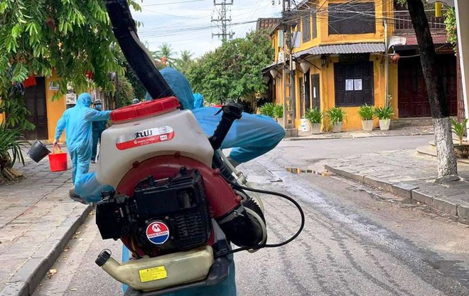 Qu&acirc;n đội phun h&oacute;a chất khử tr&ugrave;ng ở TP Hội An - Ảnh 4.