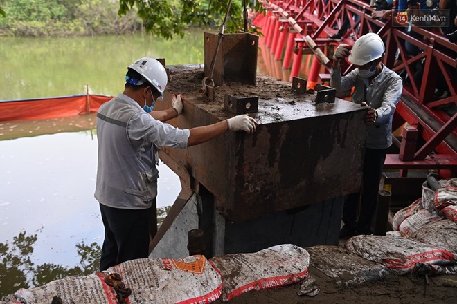 Ảnh, clip: Hợp long, hoàn thành việc kè hồ Hoàn Kiếm - Ảnh 6.