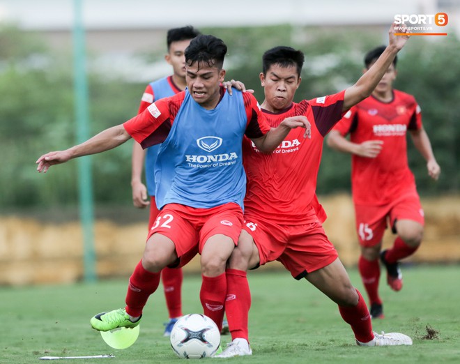 Tuyển thủ U22 Việt Nam c&uacute;i gằm mặt, kh&ocirc;ng d&aacute;m nh&igrave;n trợ l&yacute; của thầy Park sau khi li&ecirc;n tục xử l&yacute; sai - Ảnh 9.