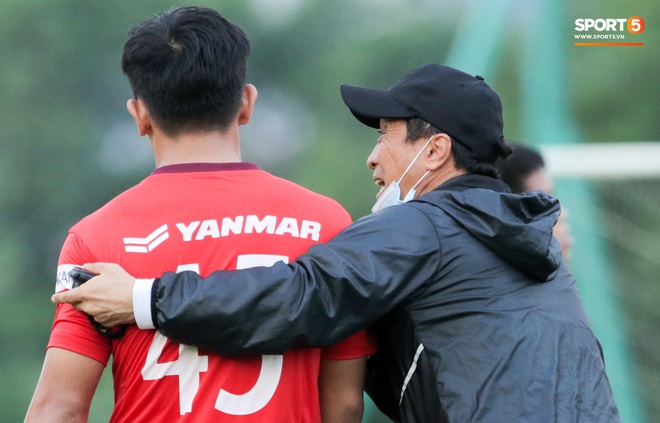 Tuyển thủ U22 Việt Nam c&uacute;i gằm mặt, kh&ocirc;ng d&aacute;m nh&igrave;n trợ l&yacute; của thầy Park sau khi li&ecirc;n tục xử l&yacute; sai - Ảnh 5.