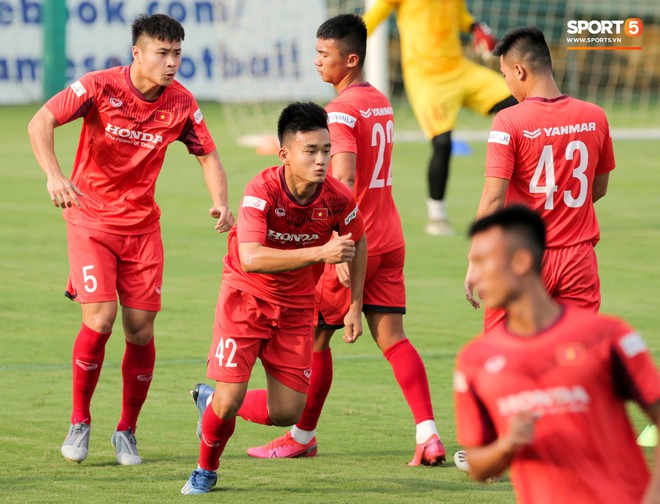 Tuyển thủ U22 Việt Nam c&uacute;i gằm mặt, kh&ocirc;ng d&aacute;m nh&igrave;n trợ l&yacute; của thầy Park sau khi li&ecirc;n tục xử l&yacute; sai - Ảnh 1.