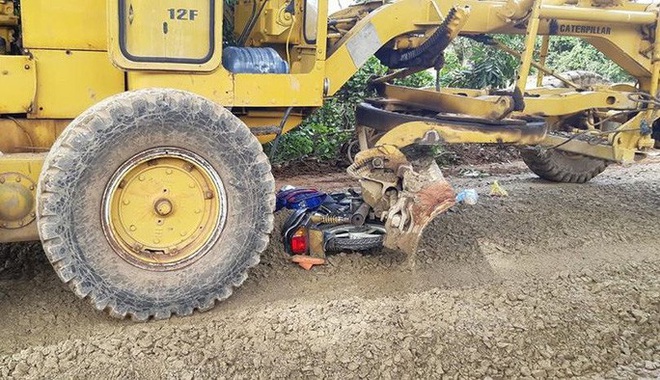 Nam sinh tử vong dưới gầm xe ủi sau khi nhận qu&agrave; năm học mới - Ảnh 1.