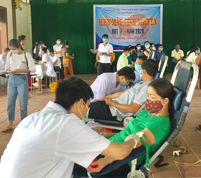 Hàng trăm người tình nguyện hiến máu hỗ trợ các bệnh viện tại Huế - Ảnh 2.