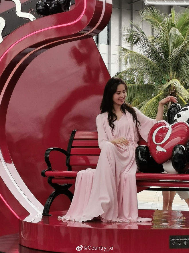 M&agrave;n b&ugrave;ng nổ nhan sắc hot nhất Weibo: Lưu Thi Thi diễm lệ như ti&ecirc;n tử, k&eacute;o đến gif của team qua đường m&agrave; lặng người - Ảnh 3.