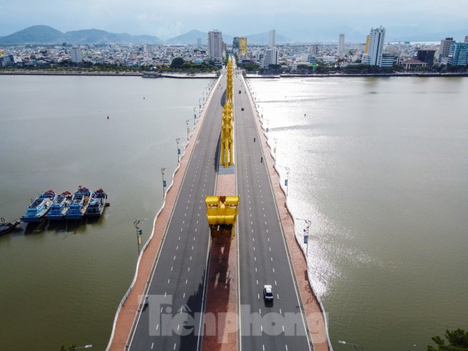 Bay tr&ecirc;n Đ&agrave; Nẵng m&ugrave;a dịch, nh&igrave;n những thời khắc th&agrave;nh phố như bất động - Ảnh 1.