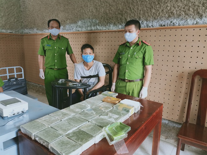 Phá 2 chuyên án khủng, thu giữ 53 bánh heroin, 25kg ma túy các loại, 1 khẩu súng - Ảnh 1.