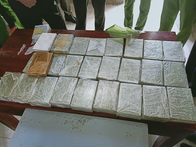 Phá 2 chuyên án khủng, thu giữ 53 bánh heroin, 25kg ma túy các loại, 1 khẩu súng - Ảnh 4.