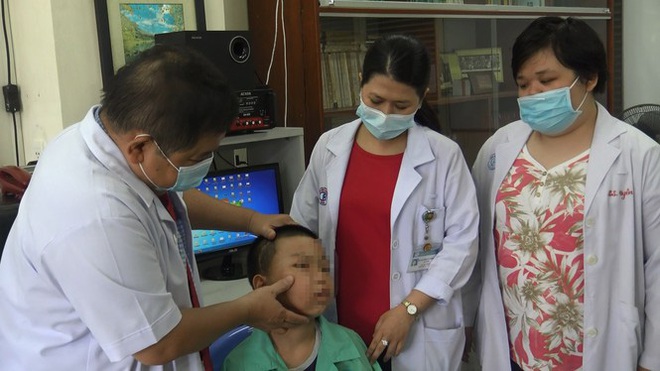 Khối u l&agrave;m biến dạng khu&ocirc;n mặt b&eacute; trai 13 tuổi lần đầu ph&aacute;t hiện ở Việt Nam - Ảnh 2.