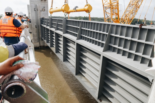 Cận cảnh cống ngăn triều lớn nhất Việt Nam của dự án chống ngập 10.000 tỷ đồng ở Sài Gòn vừa được lắp cửa van 460 tấn - Ảnh 4.