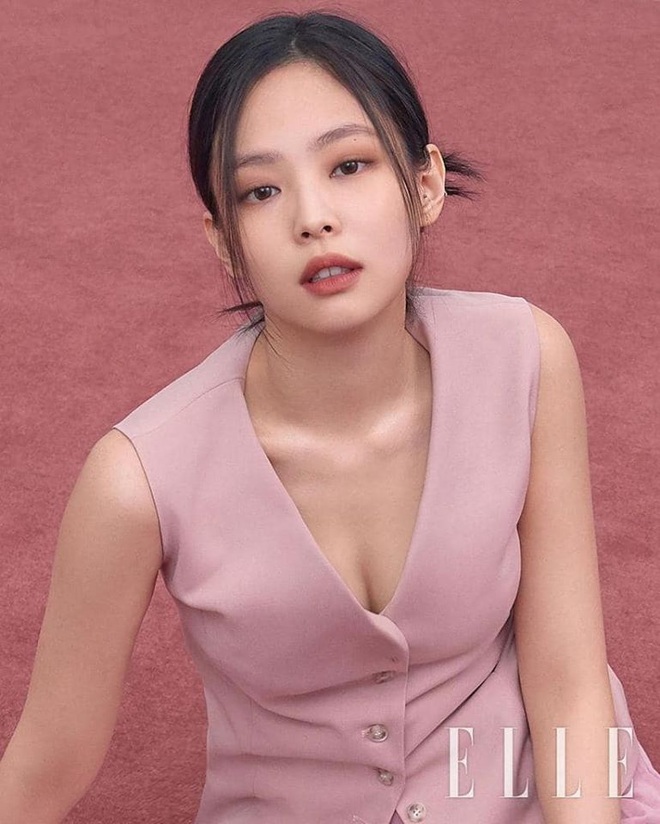Sau tất cả, Jennie vẫn &ldquo;r&eacute;n&rdquo; lắm: L&ecirc;n tạp ch&iacute; th&igrave; tự tin khoe t&acirc;m hồn đẹp nhưng ảnh tự đăng lại che tiệt - Ảnh 2.