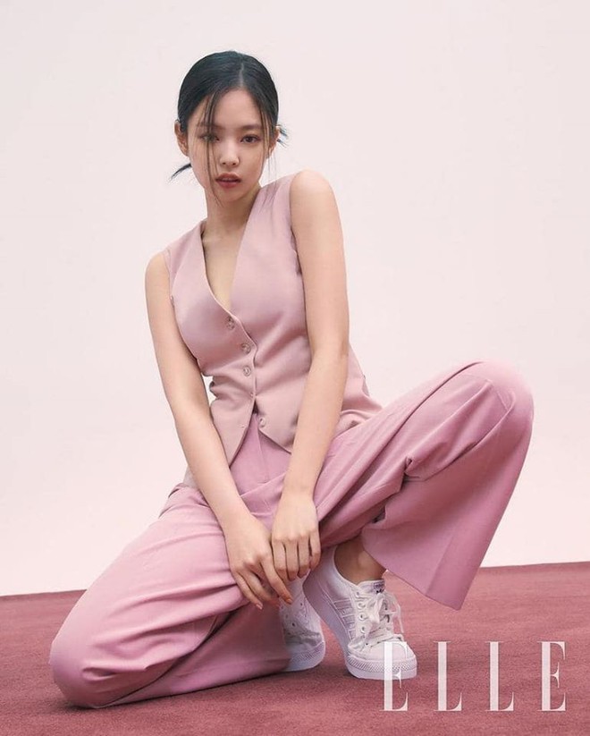 Sau tất cả, Jennie vẫn &ldquo;r&eacute;n&rdquo; lắm: L&ecirc;n tạp ch&iacute; th&igrave; tự tin khoe t&acirc;m hồn đẹp nhưng ảnh tự đăng lại che tiệt - Ảnh 1.