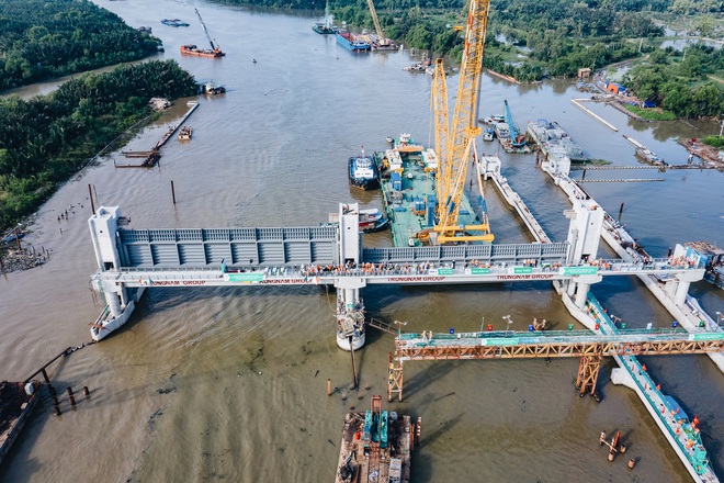 Cận cảnh cống ngăn triều lớn nhất Việt Nam của dự án chống ngập 10.000 tỷ đồng ở Sài Gòn vừa được lắp cửa van 460 tấn - Ảnh 2.