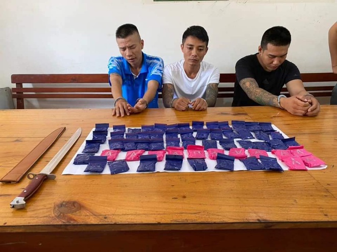 Rượt đuổi trong rừng đ&ecirc;m, t&oacute;m gọn nh&oacute;m đối tượng d&ugrave;ng xe vận chuyển ma t&uacute;y - Ảnh 1.