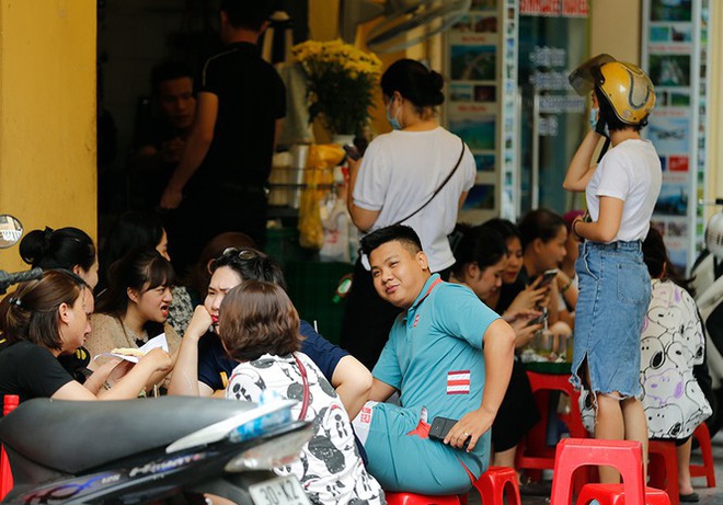 H&agrave;ng qu&aacute;n H&agrave; Nội đ&ocirc;ng k&iacute;n kh&aacute;ch trước giờ thực hiện gi&atilde;n c&aacute;ch - Ảnh 1.