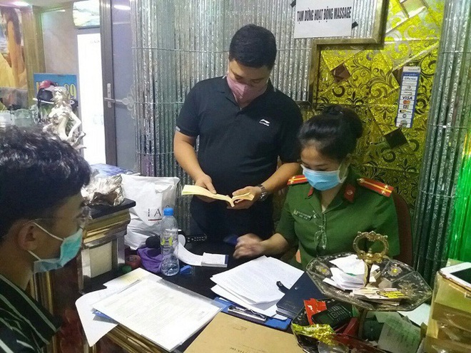 C&aacute;c cơ sở massage, karaoke, tẩm quất vẫn nhộn nhịp hoạt động bất chấp lệnh cấm - Ảnh 1.