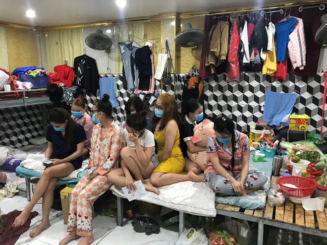 Các cơ sở massage, karaoke, tẩm quất vẫn nhộn nhịp hoạt động bất chấp lệnh cấm - Ảnh 2.