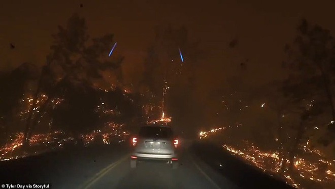 California hóa Hỏa Diệm Sơn vì cháy rừng, dân liều mình lái xe lao qua biển lửa - Ảnh 1.