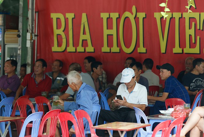 H&agrave;ng qu&aacute;n H&agrave; Nội đ&ocirc;ng k&iacute;n kh&aacute;ch trước giờ thực hiện gi&atilde;n c&aacute;ch - Ảnh 3.