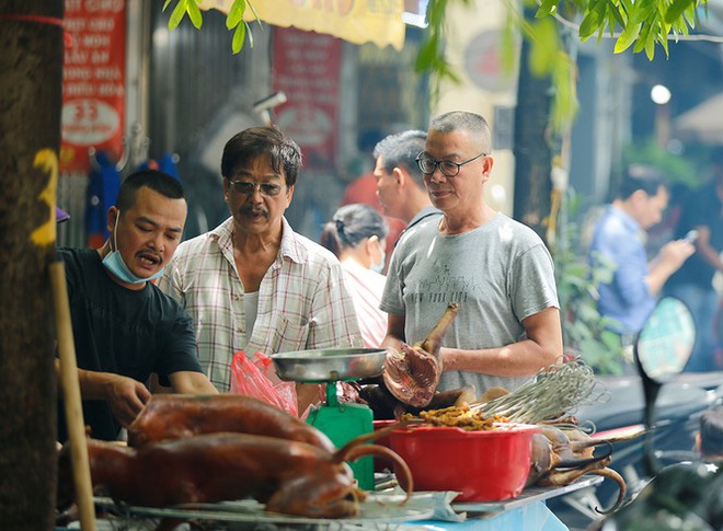 H&agrave;ng qu&aacute;n H&agrave; Nội đ&ocirc;ng k&iacute;n kh&aacute;ch trước giờ thực hiện gi&atilde;n c&aacute;ch - Ảnh 4.