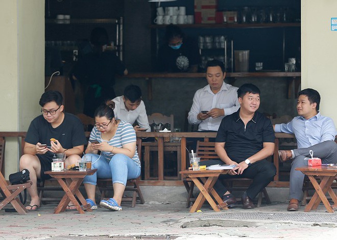 H&agrave;ng qu&aacute;n H&agrave; Nội đ&ocirc;ng k&iacute;n kh&aacute;ch trước giờ thực hiện gi&atilde;n c&aacute;ch - Ảnh 5.