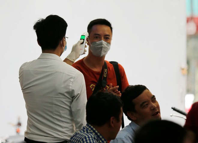 H&agrave;ng qu&aacute;n H&agrave; Nội đ&ocirc;ng k&iacute;n kh&aacute;ch trước giờ thực hiện gi&atilde;n c&aacute;ch - Ảnh 6.