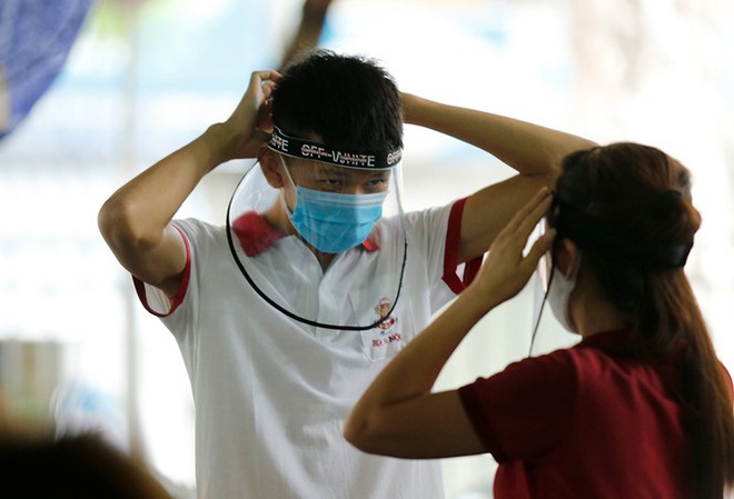 H&agrave;ng qu&aacute;n H&agrave; Nội đ&ocirc;ng k&iacute;n kh&aacute;ch trước giờ thực hiện gi&atilde;n c&aacute;ch - Ảnh 7.