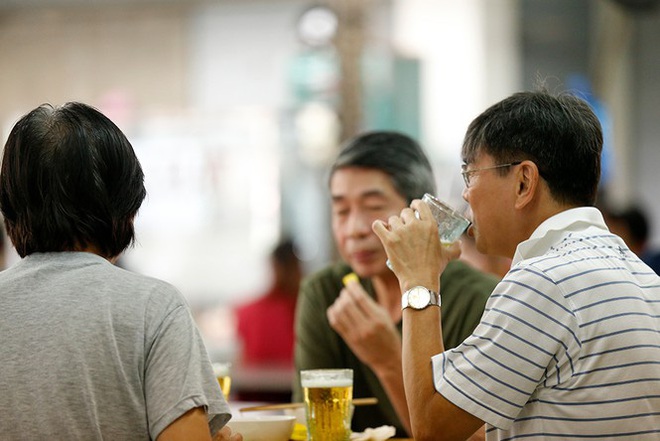 H&agrave;ng qu&aacute;n H&agrave; Nội đ&ocirc;ng k&iacute;n kh&aacute;ch trước giờ thực hiện gi&atilde;n c&aacute;ch - Ảnh 9.