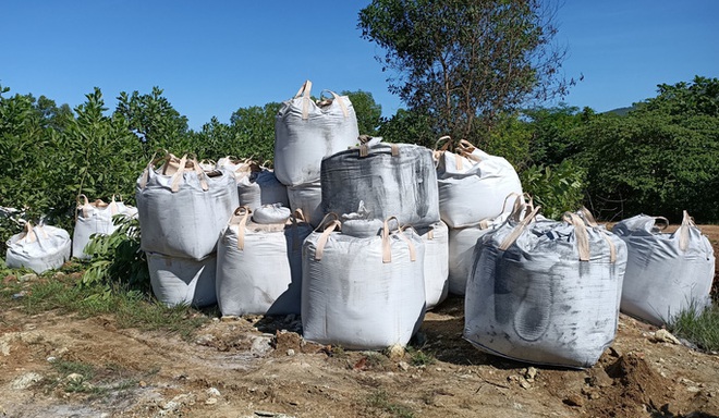 D&acirc;n chặn xe đầu k&eacute;o chở h&agrave;ng chục tấn chất lạ từ Ninh B&igrave;nh v&agrave;o Thanh H&oacute;a đổ - Ảnh 3.