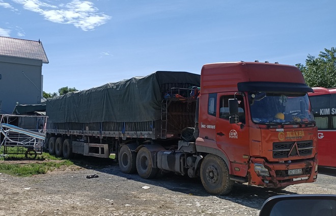 D&acirc;n chặn xe đầu k&eacute;o chở h&agrave;ng chục tấn chất lạ từ Ninh B&igrave;nh v&agrave;o Thanh H&oacute;a đổ - Ảnh 6.