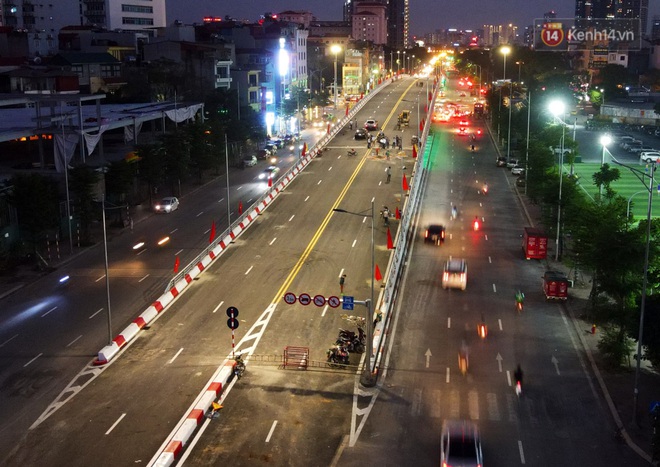 Chùm ảnh: Nhìn từ trên cao cây cầu vượt dầm thép nối liền 3 quận nội thành Hà Nội trước ngày thông xe - Ảnh 10.