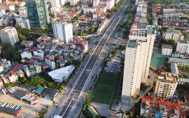 Chùm ảnh: Nhìn từ trên cao cây cầu vượt dầm thép nối liền 3 quận nội thành Hà Nội trước ngày thông xe - Ảnh 1.