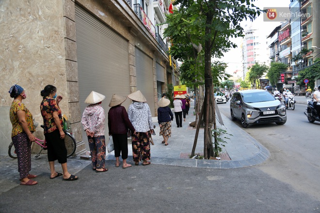 Người dân tấp nập xếp hàng tại cây ATM gạo miễn phí ở Hà Nội: Mỗi ngày 3 kg, cô chú cứ ăn hết lại đến lấy - Ảnh 2.