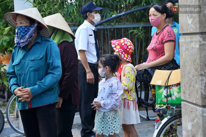 Người dân tấp nập xếp hàng tại cây ATM gạo miễn phí ở Hà Nội: Mỗi ngày 3 kg, cô chú cứ ăn hết lại đến lấy - Ảnh 13.
