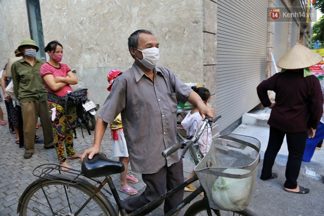 Người dân tấp nập xếp hàng tại cây ATM gạo miễn phí ở Hà Nội: Mỗi ngày 3 kg, cô chú cứ ăn hết lại đến lấy - Ảnh 16.