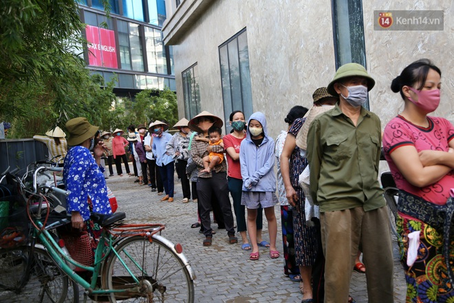 Người dân tấp nập xếp hàng tại cây ATM gạo miễn phí ở Hà Nội: Mỗi ngày 3 kg, cô chú cứ ăn hết lại đến lấy - Ảnh 14.