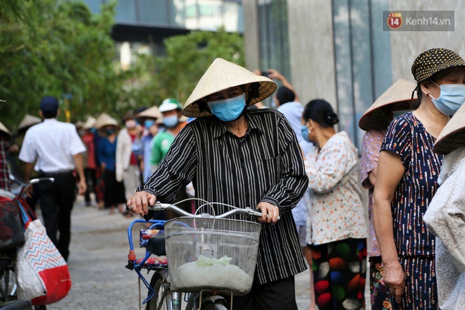 Người dân tấp nập xếp hàng tại cây ATM gạo miễn phí ở Hà Nội: Mỗi ngày 3 kg, cô chú cứ ăn hết lại đến lấy - Ảnh 17.