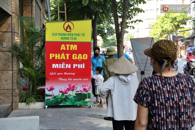 Người dân tấp nập xếp hàng tại cây ATM gạo miễn phí ở Hà Nội: Mỗi ngày 3 kg, cô chú cứ ăn hết lại đến lấy - Ảnh 7.
