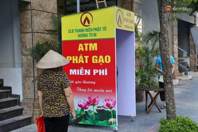 Người dân tấp nập xếp hàng tại cây ATM gạo miễn phí ở Hà Nội: Mỗi ngày 3 kg, cô chú cứ ăn hết lại đến lấy - Ảnh 8.