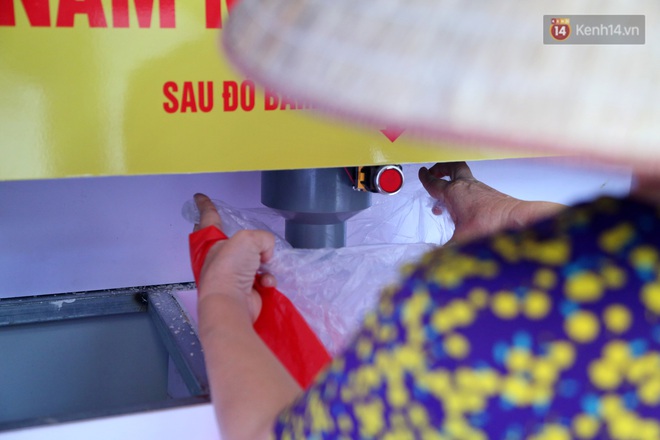 Người dân tấp nập xếp hàng tại cây ATM gạo miễn phí ở Hà Nội: Mỗi ngày 3 kg, cô chú cứ ăn hết lại đến lấy - Ảnh 12.