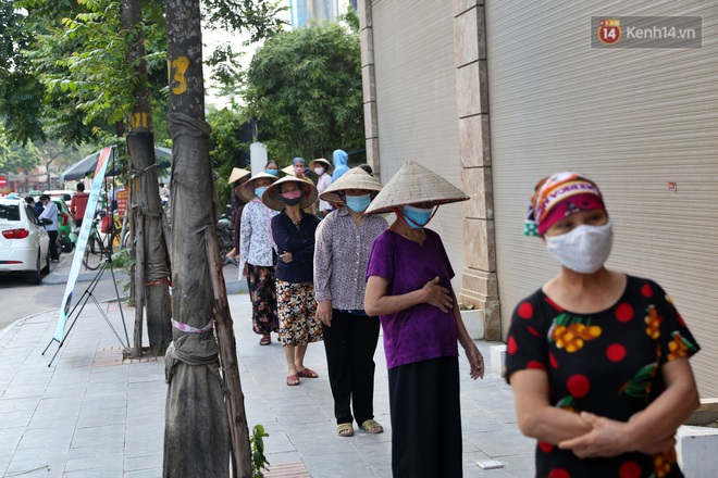 Người dân tấp nập xếp hàng tại cây ATM gạo miễn phí ở Hà Nội: Mỗi ngày 3 kg, cô chú cứ ăn hết lại đến lấy - Ảnh 3.