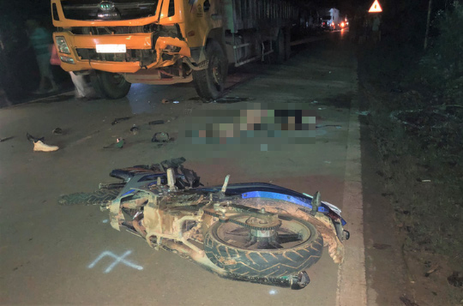 Đấu đầu trực diện với xe tải, 2 thanh ni&ecirc;n đi xe m&aacute;y tử vong - Ảnh 1.