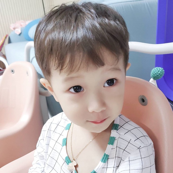 Từng bị mỉa mai, "bà mẹ trẻ nhất Kbiz" Yulhee khiến dư luận đổi chiều sau tâm sự đẫm nước mắt về quá trình sinh song thai đau đớn - Ảnh 4. Từng bị mỉa mai, "bà mẹ trẻ nhất Kbiz" Yulhee khiến dư luận đổi chiều sau tâm sự đẫm nước mắt về quá trình sinh song thai đau đớn - Ảnh 4.