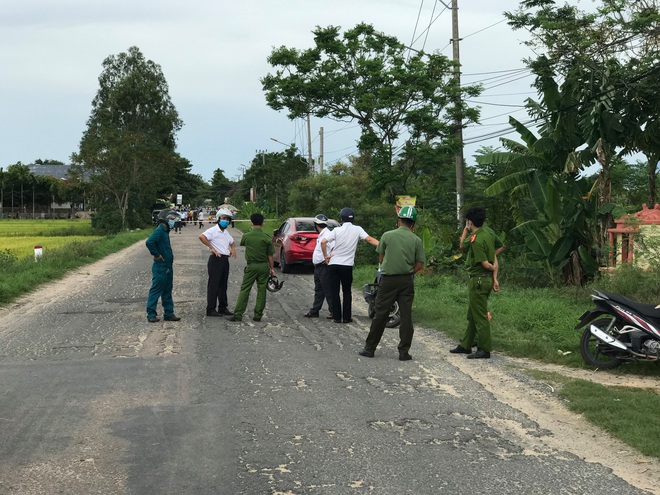 Người phụ nữ chạy xe máy gục chết sau tiếng nổ lớn phát ra từ đống rác - Ảnh 2.