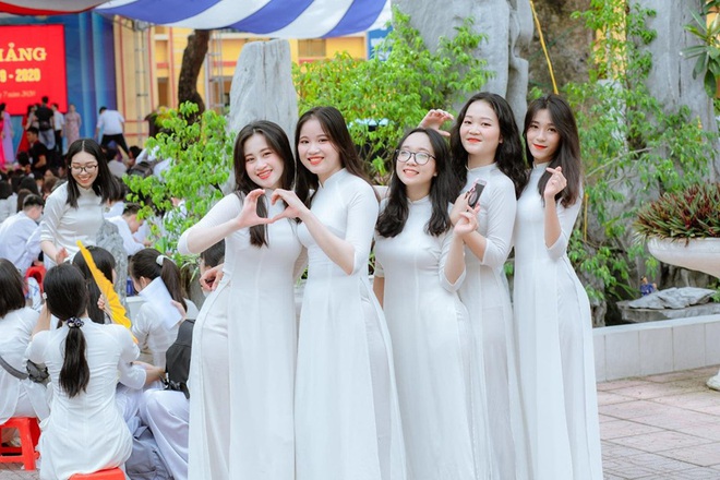 Lớp học Hà Nội gây choáng với 5 thủ khoa tốt nghiệp, điểm Văn cả lớp toàn trên 9 - Ảnh 2.