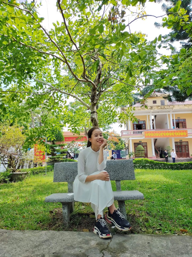 Nữ sinh đạt 10 điểm Văn tốt nghiệp THPT: Tổng kết 9.9, đi học chưa bao giờ điểm dưới 9.5 - Ảnh 2. Nữ sinh đạt 10 điểm Văn tốt nghiệp THPT: Tổng kết 9.9, đi học chưa bao giờ điểm dưới 9.5 - Ảnh 2.