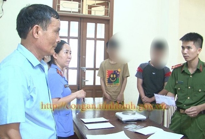 Bắt quả tang 2 học sinh lớp 11 mua b&aacute;n cần sa ngay tại cổng trường - Ảnh 1.