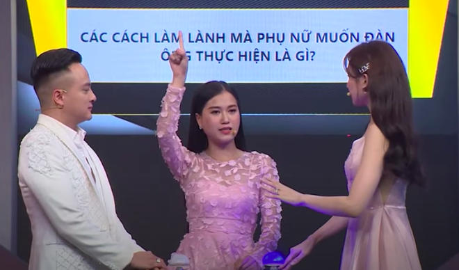 Lâm Vĩ Dạ chọn thẻ ATM và Hari Won thích được nửa kia ôm khi dỗ dành, riêng Midu trả lời mà khiến dàn sao nam sốc nhẹ - Ảnh 4.