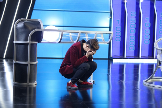 Hồ Việt Trung ng&atilde; quỵ khi Hồ Quang Hiếu đ&aacute;nh mất hết 77 triệu đồng tiền thưởng gameshow - Ảnh 2.