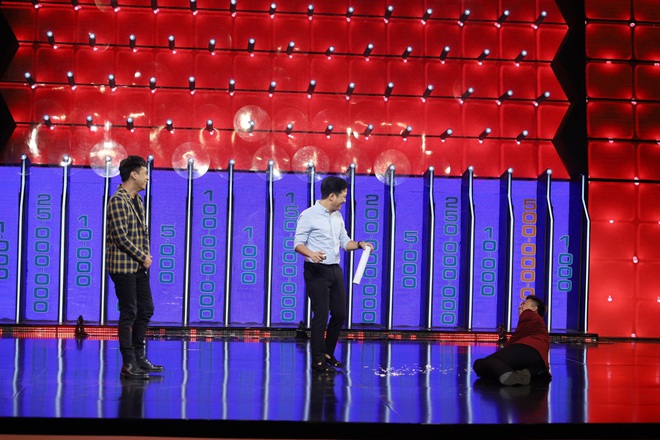 Hồ Việt Trung ng&atilde; quỵ khi Hồ Quang Hiếu đ&aacute;nh mất hết 77 triệu đồng tiền thưởng gameshow - Ảnh 4.